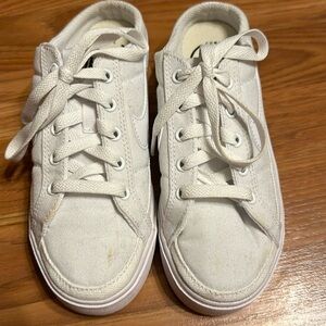 Slide on Nike tennis shoes size 5